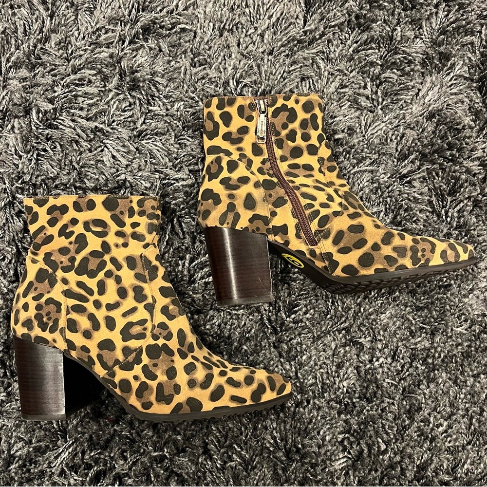 🌺NWT BLONDO LEOPARD PRINTED BLOCK HEELS SIZE 9🌺 - Picture 2 of 9